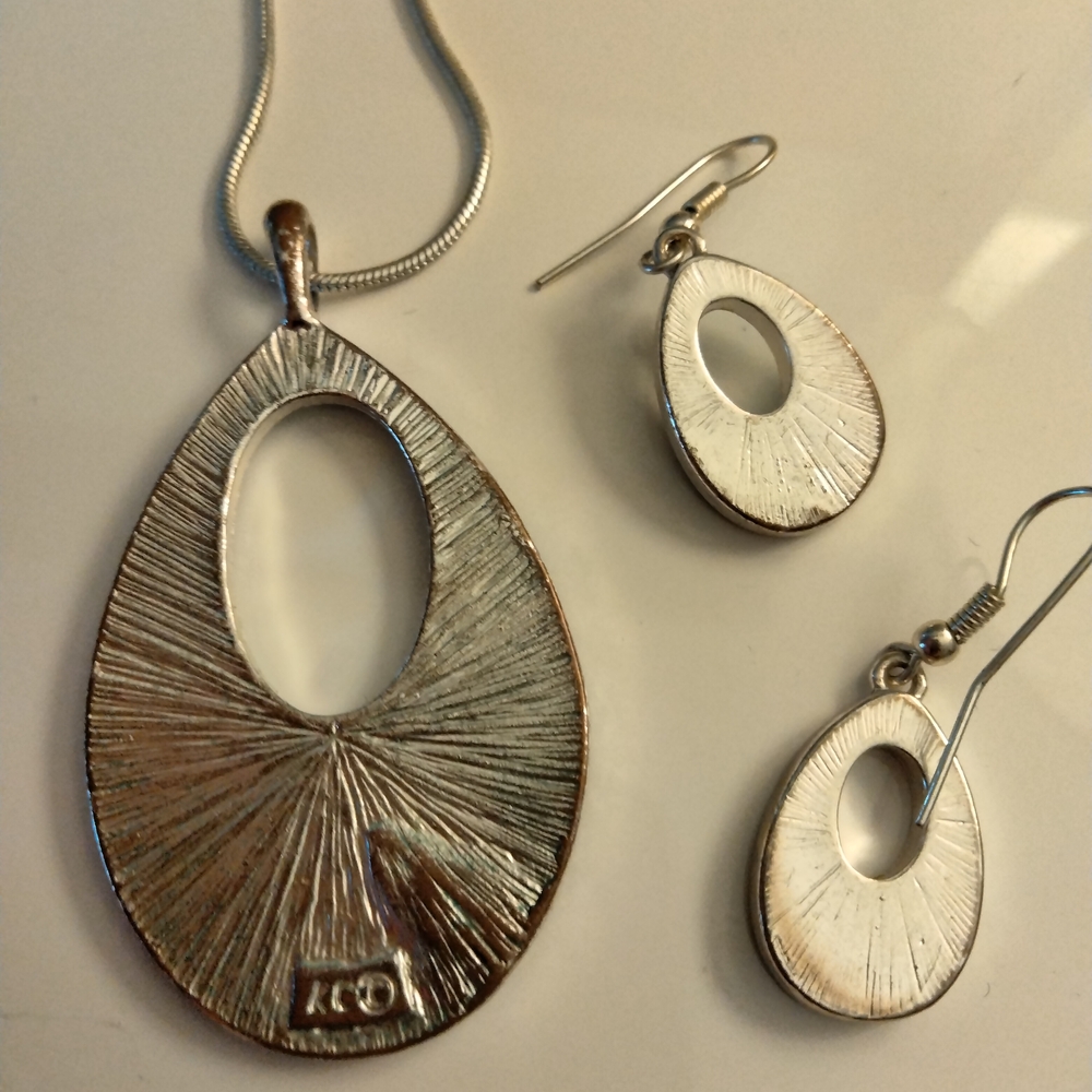 Elegant Silver and Blue Jewelry Set - Picture 4 of 4